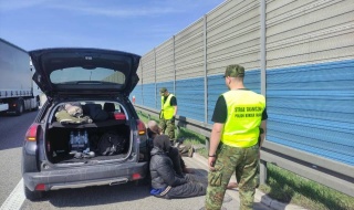 Somalijczycy i Syryjczycy zatrzymani na S8 pod Piotrkowem Tryb. Grupę cudzoziemców "przerzucano" w kierunku Niemiec