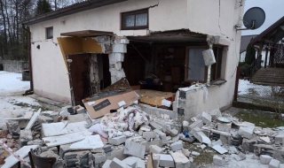 Wybuch gazu w gminie Kodrąb: Ciężko ranna 88-latka trafiła do szpitala. Dom nie nadaje się do zamieszkania [Foto]