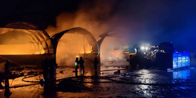 Ogień w PSZOK-u w Rozannie zapłonęła ogromna hałda plastiku i papieru! Na miejscu 14 zastępów straży pożarnej