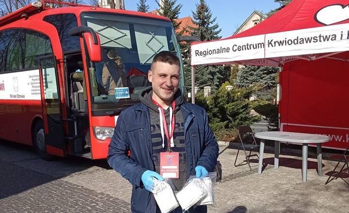 Pracownicy GOSTiR w Rzgowie szyją maseczki ochronne