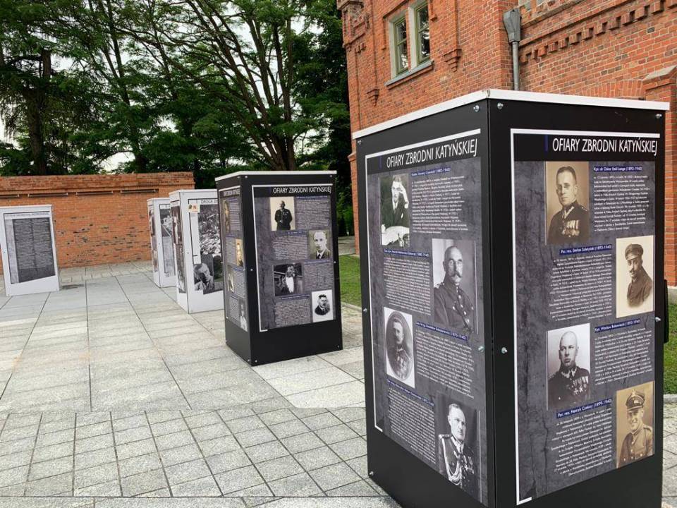 Plenerowa wystawa o Zbrodni Katyńskiej w brzezińskim Muzeum
