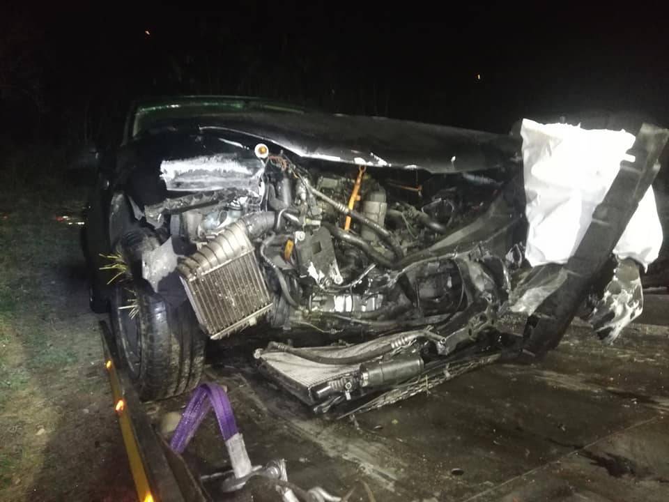 Niebezpiecznie w Tuszynie, auto rozbiło się o bariery
