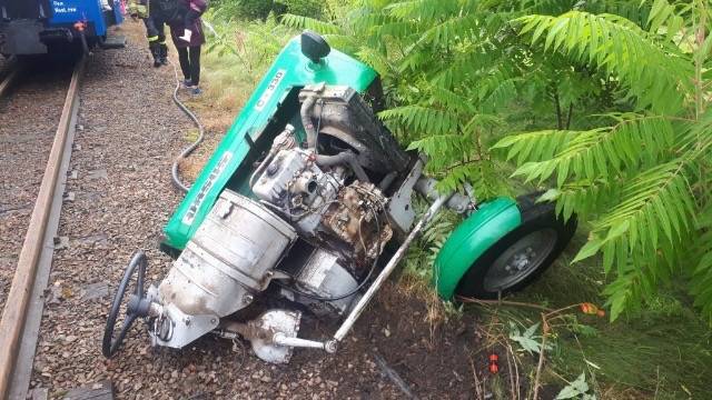 Wypadek w gminie Regnów, ciągnik rolniczy zderzył się z kolejką wąskotorową