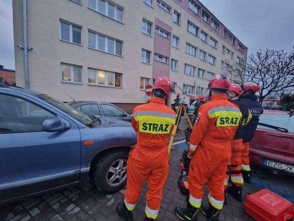 Wybuch w bloku w Strykowie, ewakuowano kilkadziesiąt osób. Poparzony mężczyzna trafił do szpitala