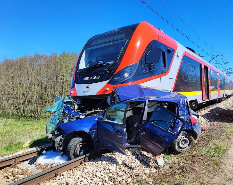 Koszmarny wypadek w Tomaszowie Mazowieckim, auto zderzyło się z pociągiem. Nie żyją matka i dziecko