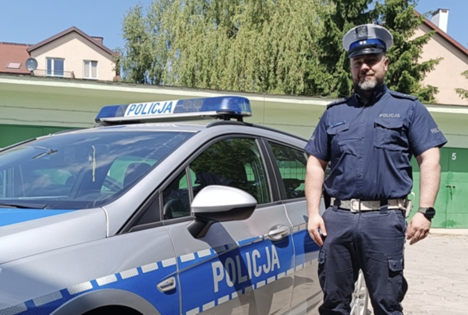 Policjant z Brzezin eskortował chorą dziewczynkę do szpitala