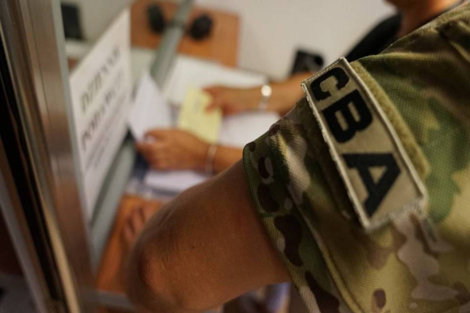 Policjant, gminny urzędnik i przedsiębiorcy zatrzymani przez CBA w Łódzkiem. Chodzi o min.: o przekraczanie uprawnień