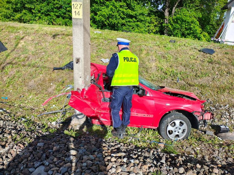 Tragedia na przejeździe kolejowym w Raciborowicach: Zderzenie osobówki z pociągiem. Nie żyje 15-latek, druga ofiara LPR-em przetransportowana do szpitala [Foto]