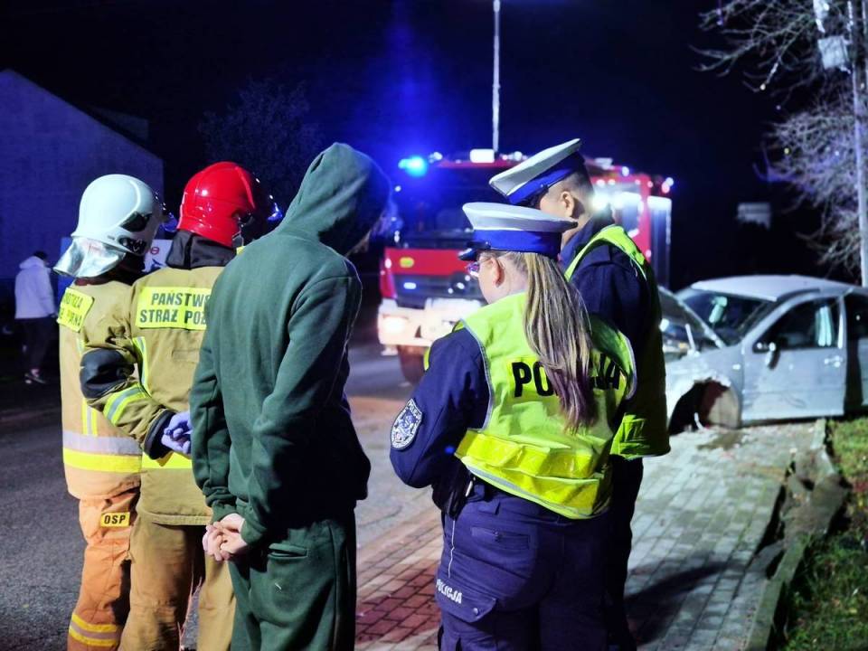 Auto bez badań, kierowca w trakcie kury prawa jazdy - cud, że nikt nie zginął! 17-latek w VW roztrzaskał się na słupie [Foto]
