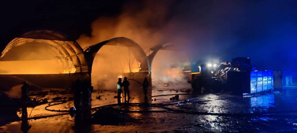 Ogień w PSZOK-u w Rozannie. Na miejscu 14 zastępów straży pożarnej