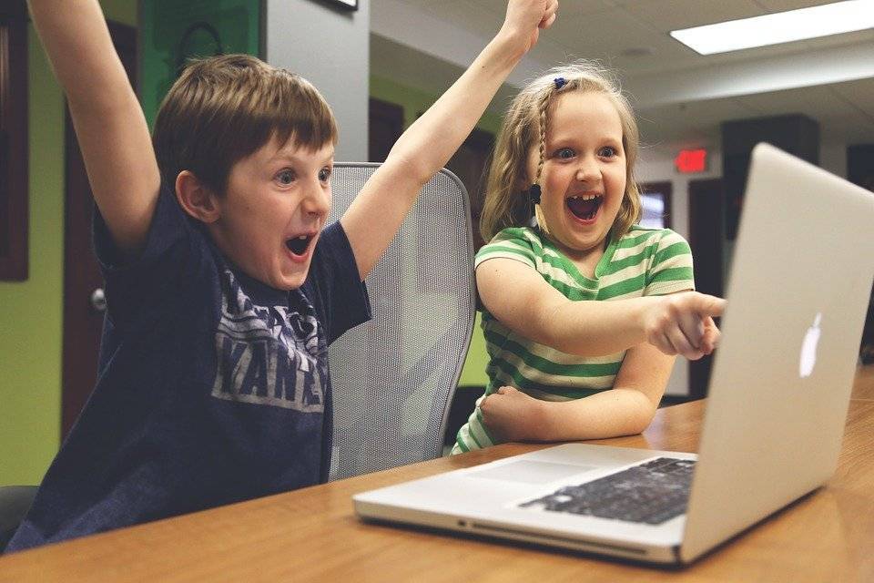 komputer-dzieci-radosc